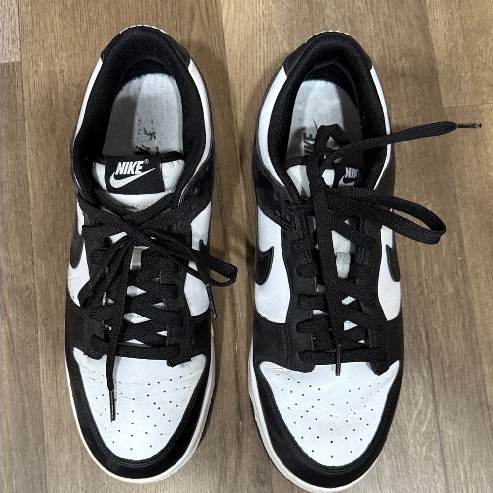 Nike Men's Classic Black and White Sneakers - Picture 3 of 14